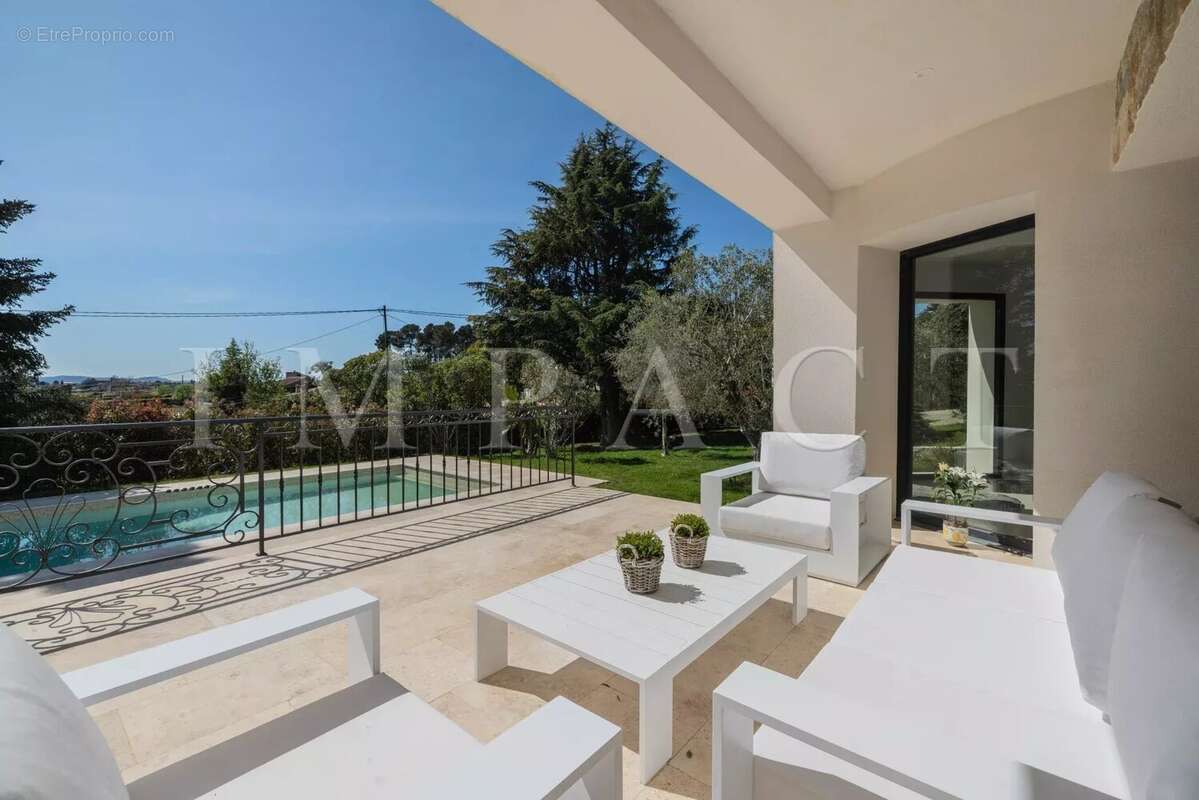 Maison à CHATEAUNEUF-GRASSE