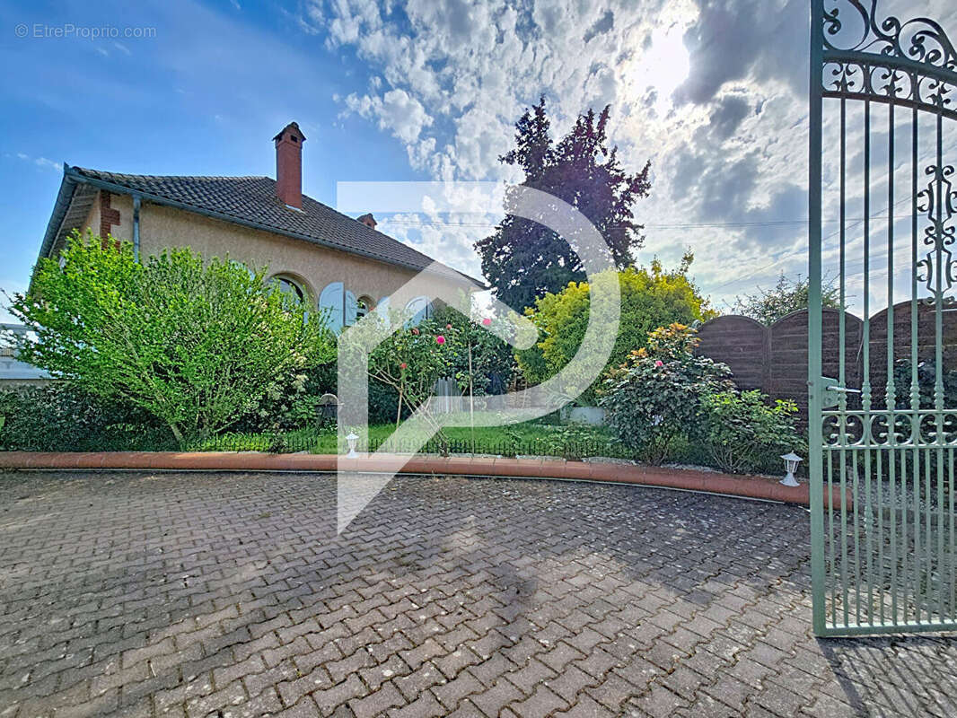 Maison T8 Coup de coeur avec volumes exceptionnels et appartement indépendant - Brax Centre - photo 2