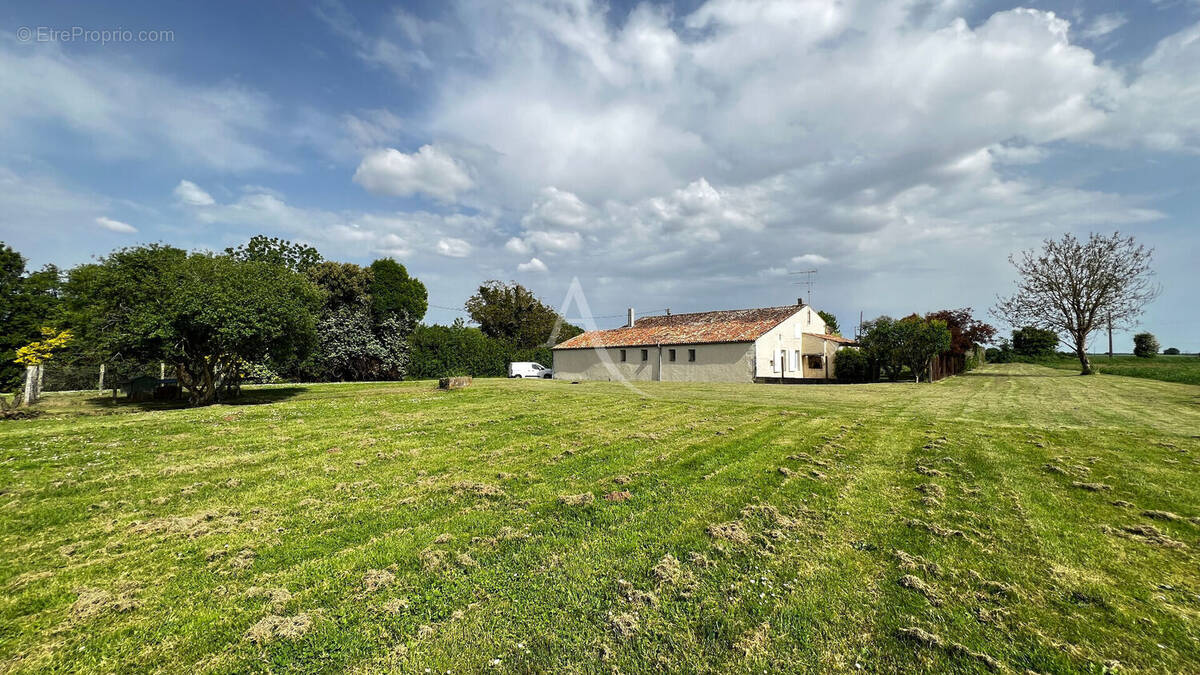 Maison190m² 6 pièces Corme Royale 3 000m² terrain - photo 1