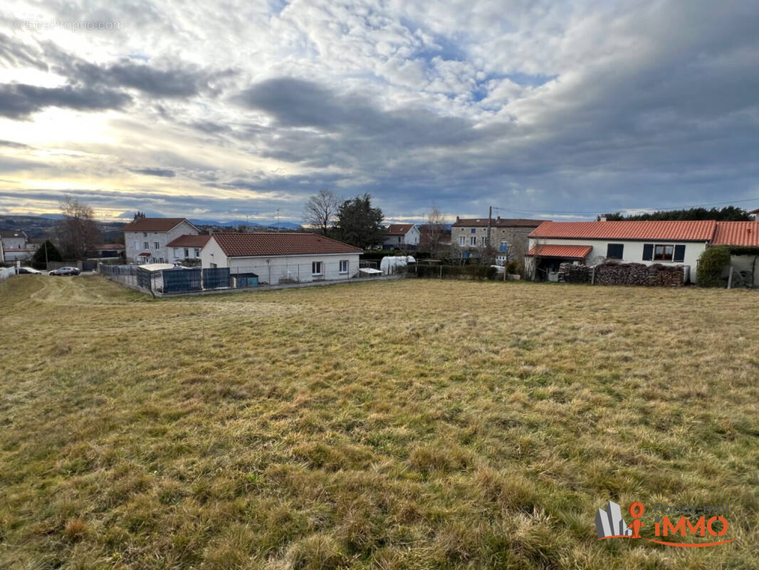 Terrain à LES VILLETTES