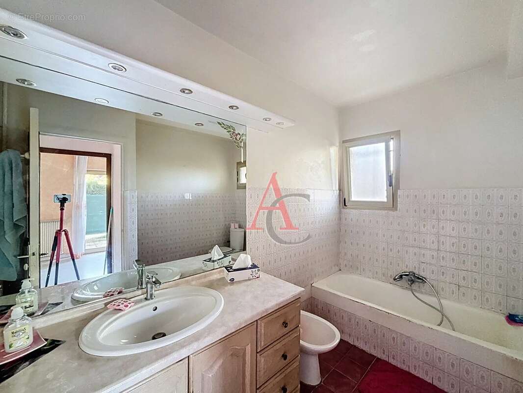 Appartement à SAINT-LAURENT-DU-VAR