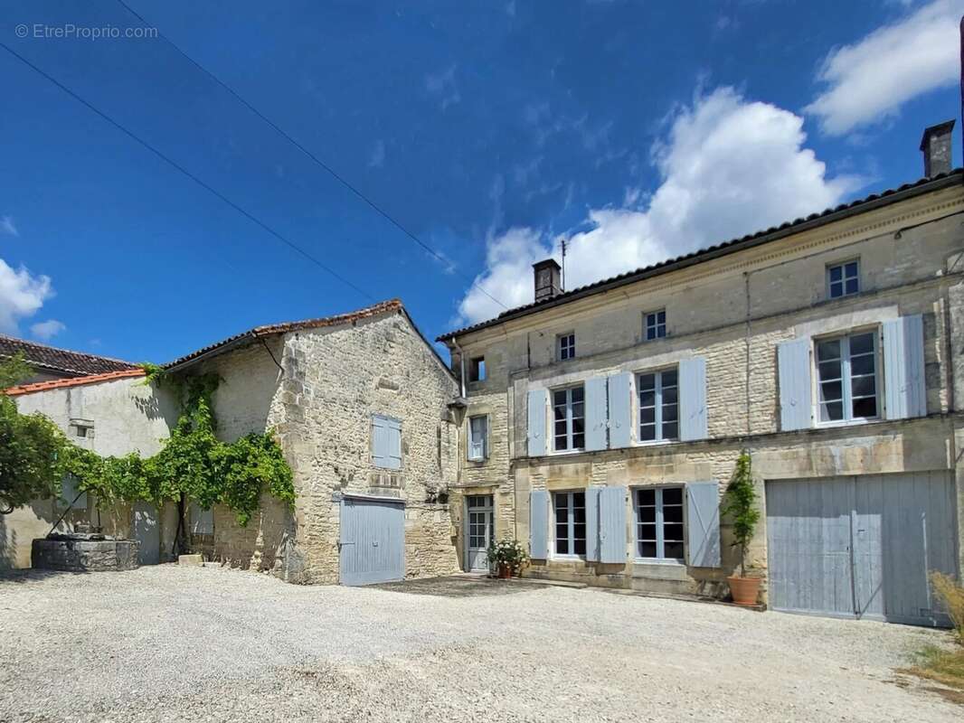 Maison à NEUVICQ-LE-CHATEAU