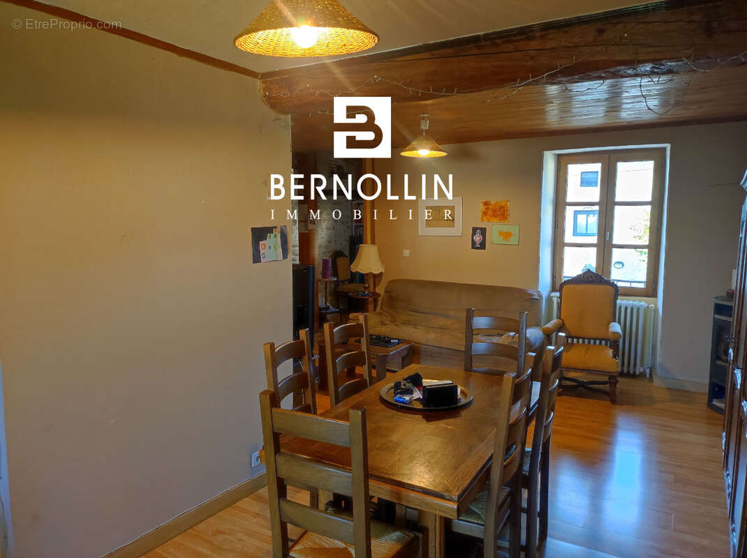 Maison à COURMANGOUX