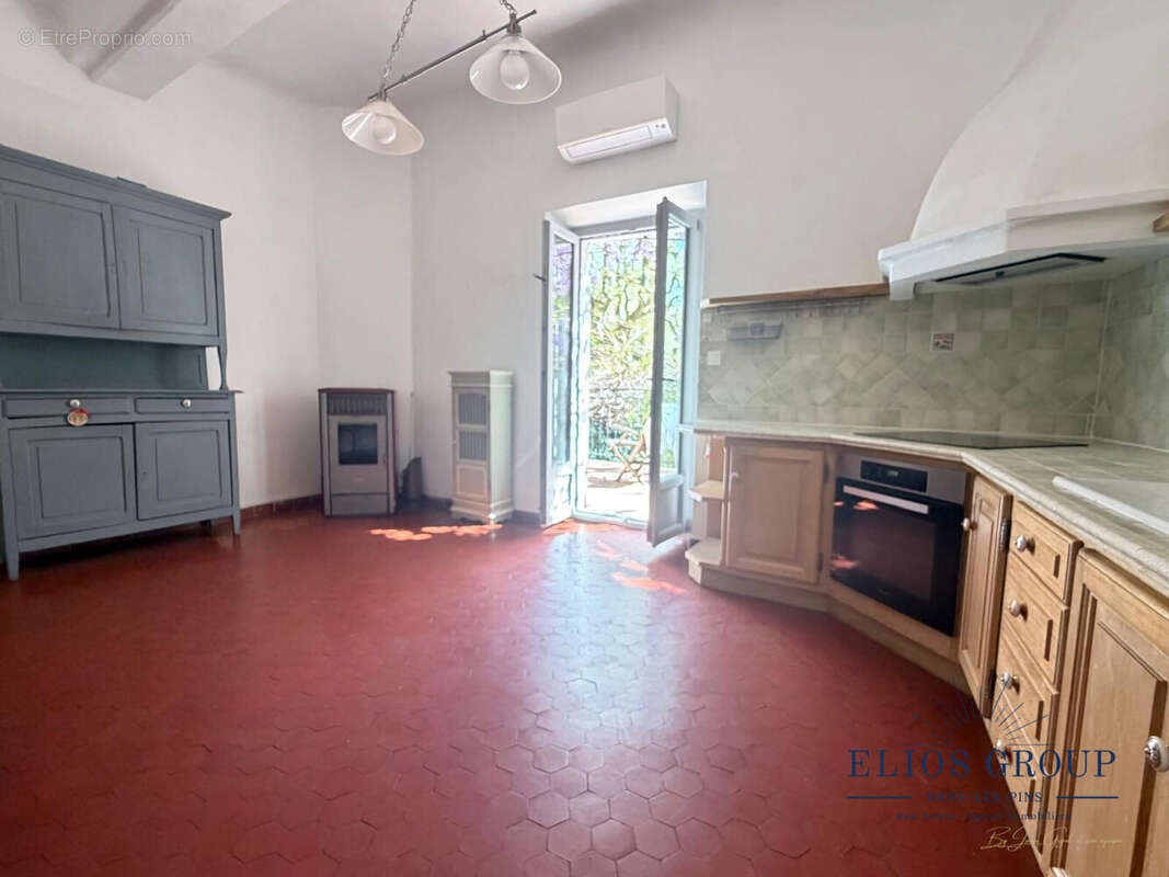 Maison 240 m² à Rougiers  - photo 4