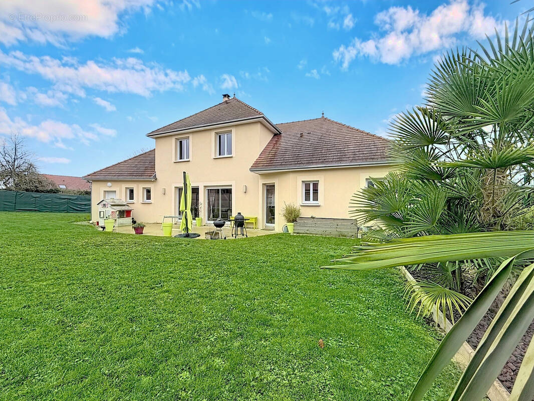 Maison à MONTAULIN