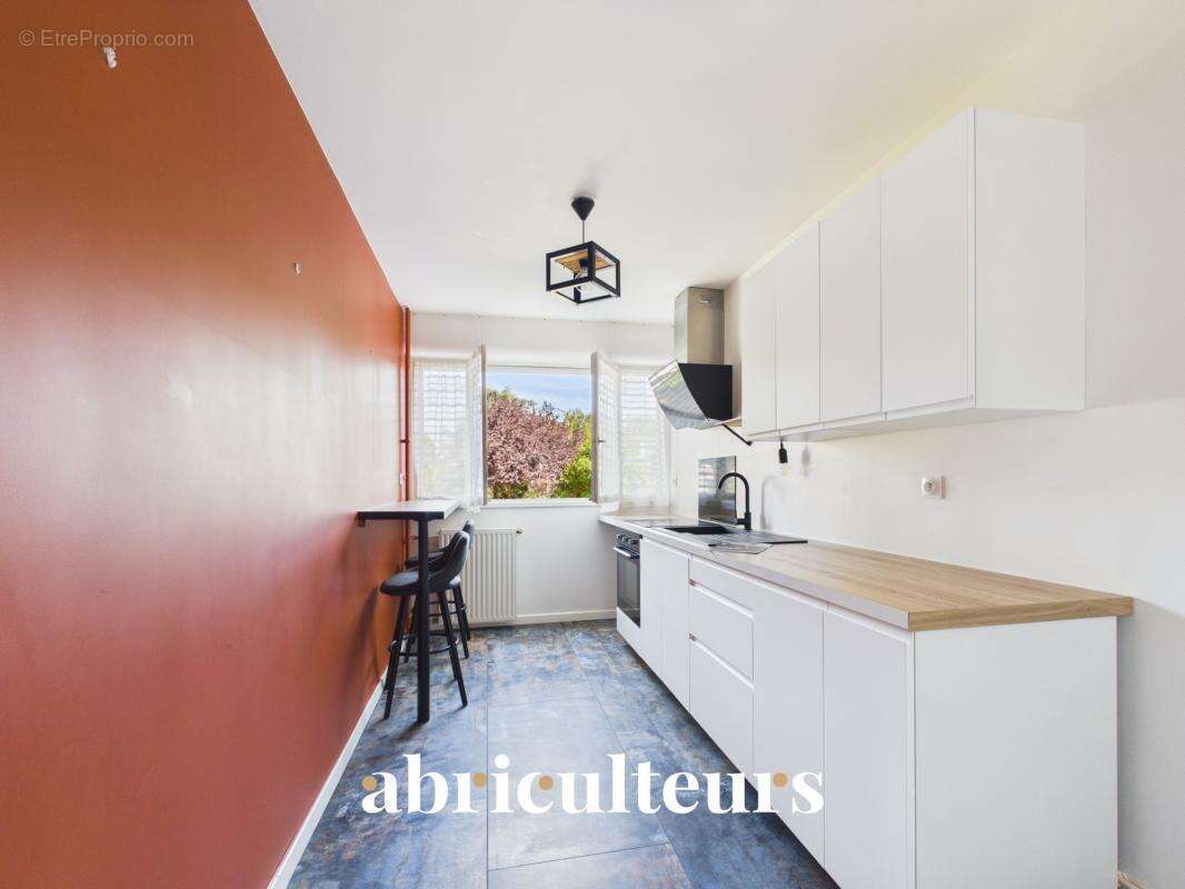 Appartement traversant avec loggia, parking et cave en vente au Plessis-Bouchard 95130 - photo 9