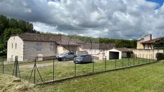 Appartement 360 m² à Pommevic  - photo 2