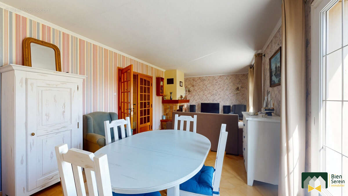 Séjour/salle à manger - Maison à MARVILLE-MOUTIERS-BRULE