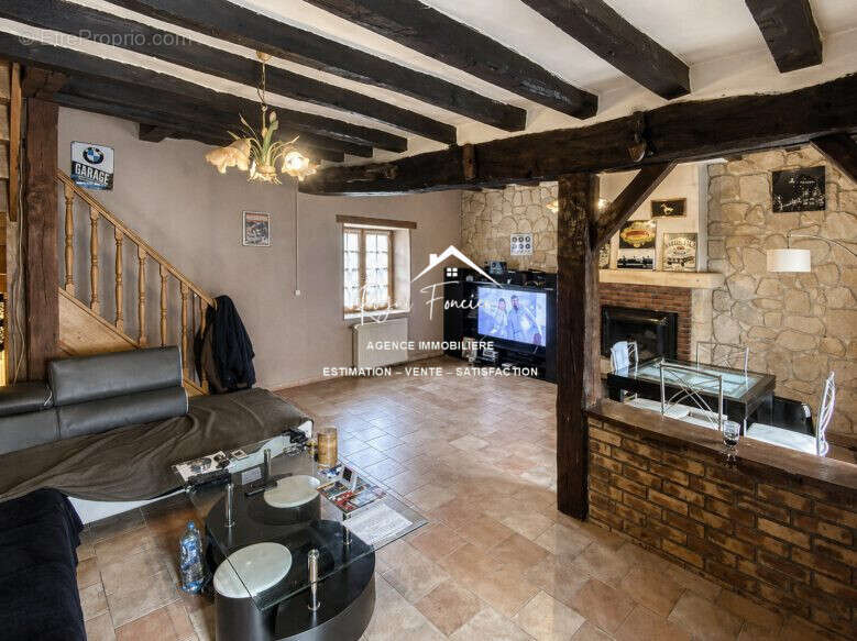 Séjour avec chéminée  - Maison à CHARNIZAY