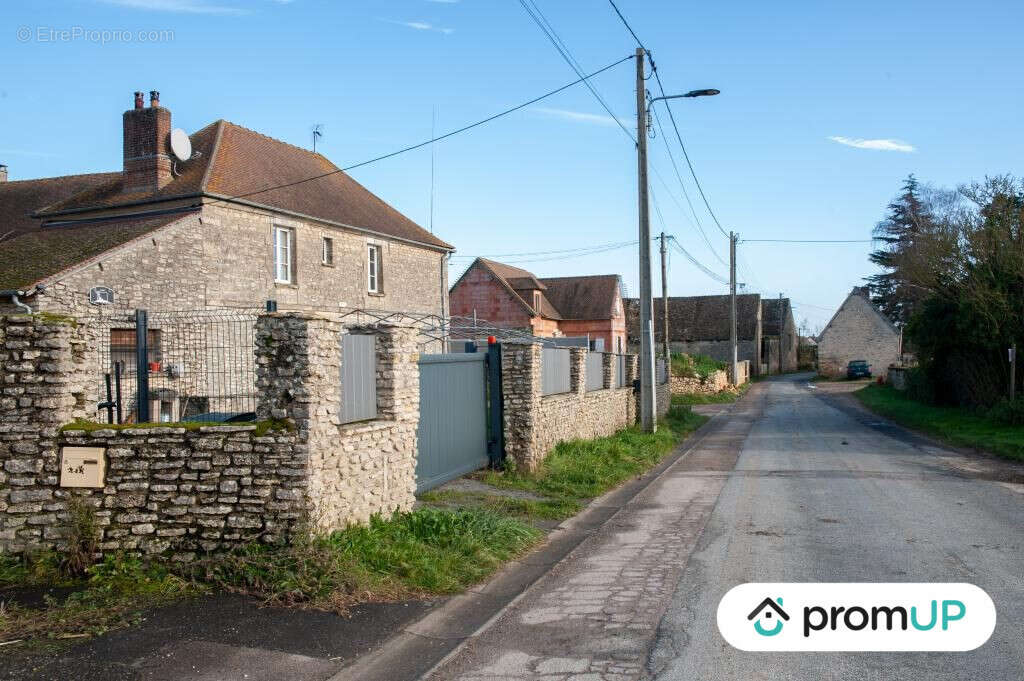 Maison à MONTJAVOULT