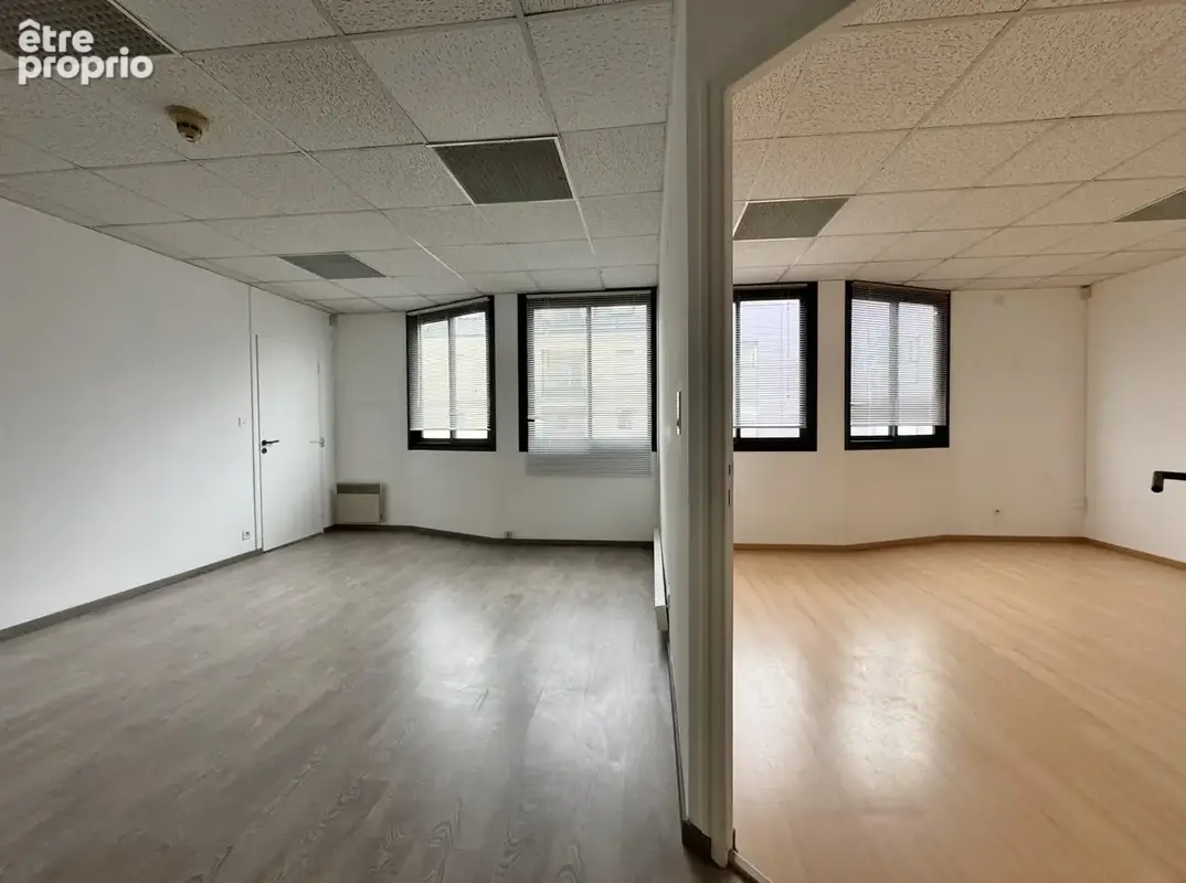 Immeuble de Bureaux, local commercial - Places de parking - photo 2
