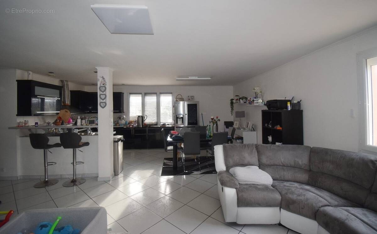 Maison à SAINT-REMY-EN-ROLLAT