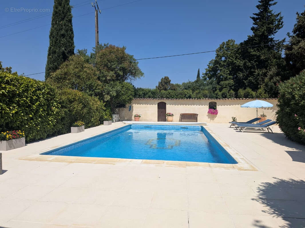 VILLA T5 de 133 m2 + piscine chauffée + double garage terrain de 1683 m2 CABRIES AIX en Provence - photo 2