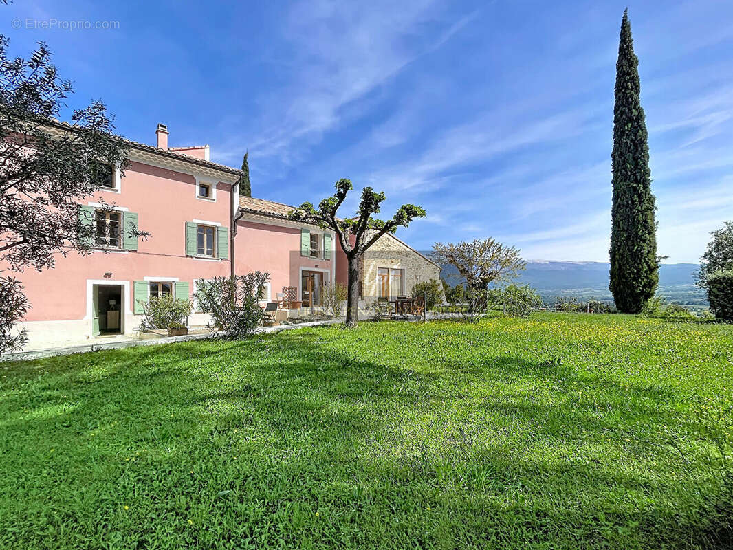 Propriete composee de 7 gites  de 430m² sur terrain de  63547 m². - photo 2