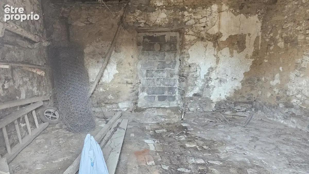 'Garage en pierre avec cave au pied du Lac du Jaunay, authenticité et potentiel de stockage.' - photo 3