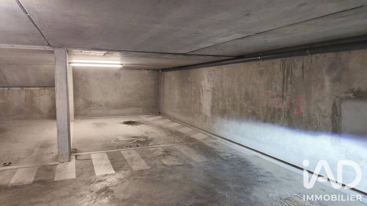 Photo 1 - Parking à JOUY-LE-MOUTIER