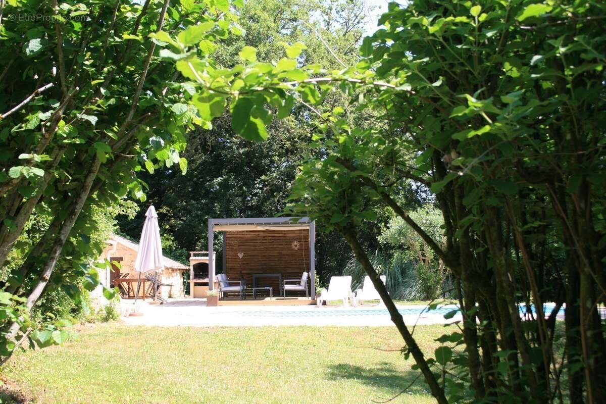 Maison à MAUZAC-ET-GRAND-CASTANG