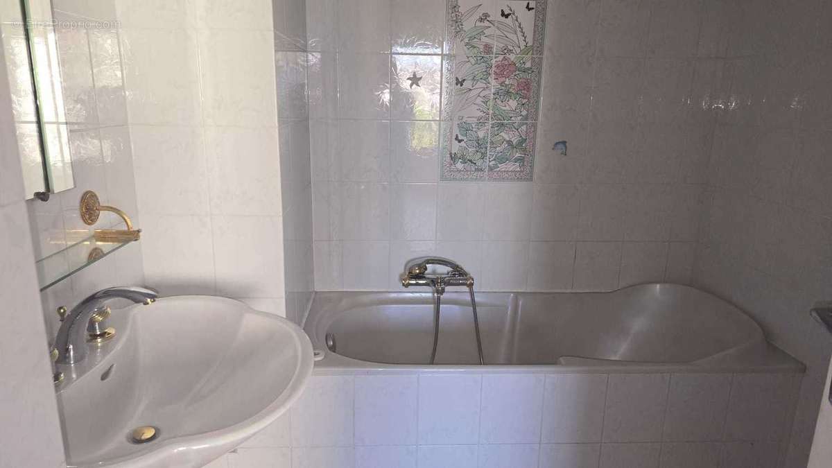 Salle de bain avec décoration raffinée, constituant la suite parentale. 