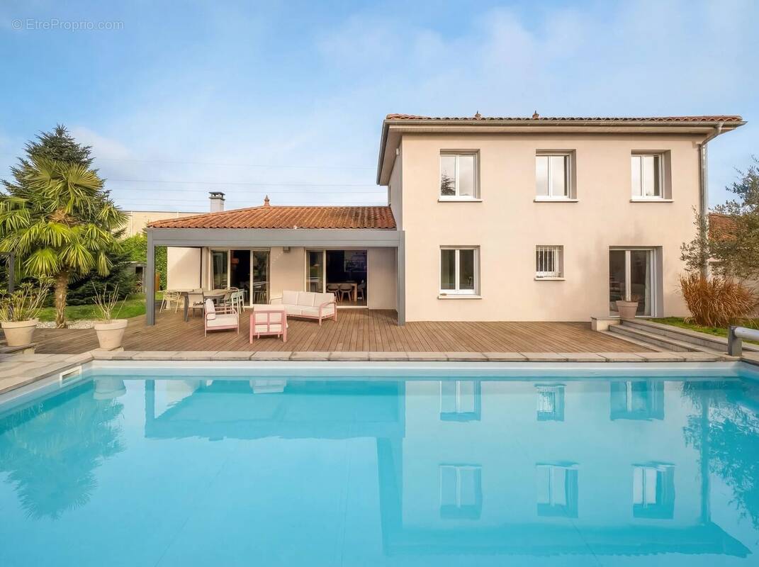 Maison à LA TOUR-DE-SALVAGNY