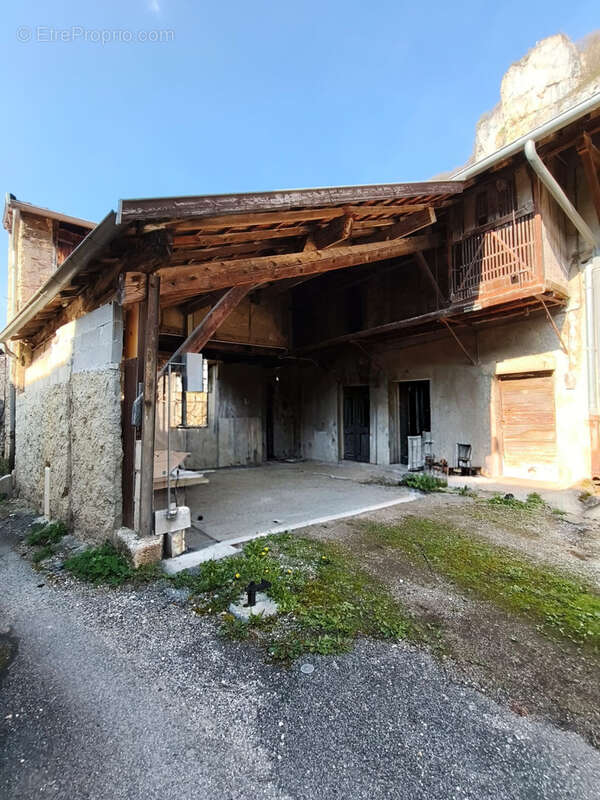 Maison à SERRIERES-DE-BRIORD