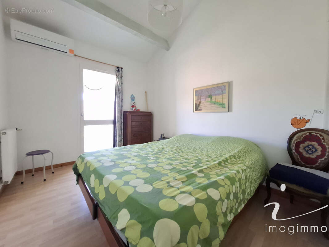 Au calme, découvrez cette villa pleine de charme avec 4 chambres sur une parcelle de plus de 600 m2 dans un éc - photo 16