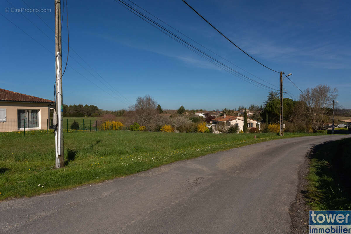 Terrain à GARAT
