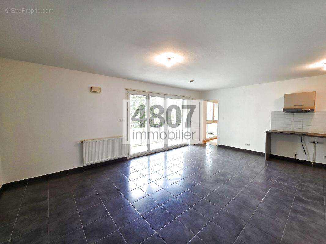 Appartement à ETREMBIERES