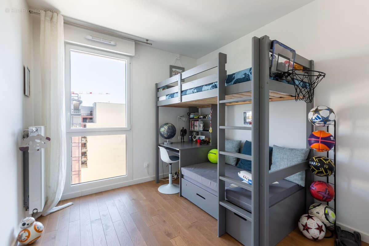 Appartement à COURBEVOIE