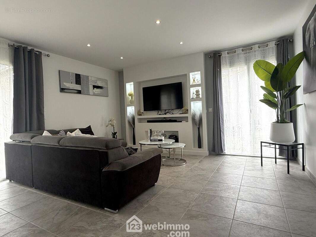 L'espace salon, - Maison à NEUVILLE-DE-POITOU