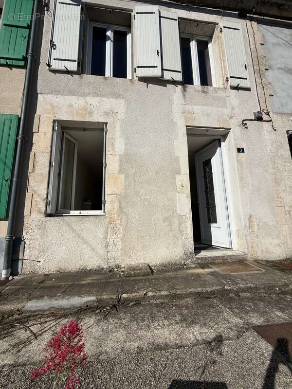 Maison à MAGNAC-SUR-TOUVRE