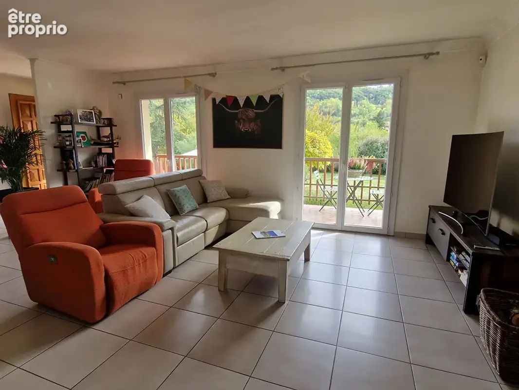Villa dans village avec commerces , piscine , beau terrain bordé par une rivière - photo 10