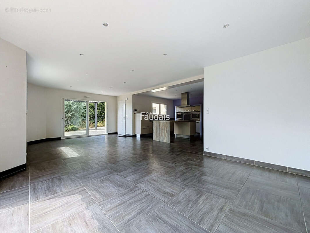Maison 160 m² à La Barre-De-Semilly  - photo 6