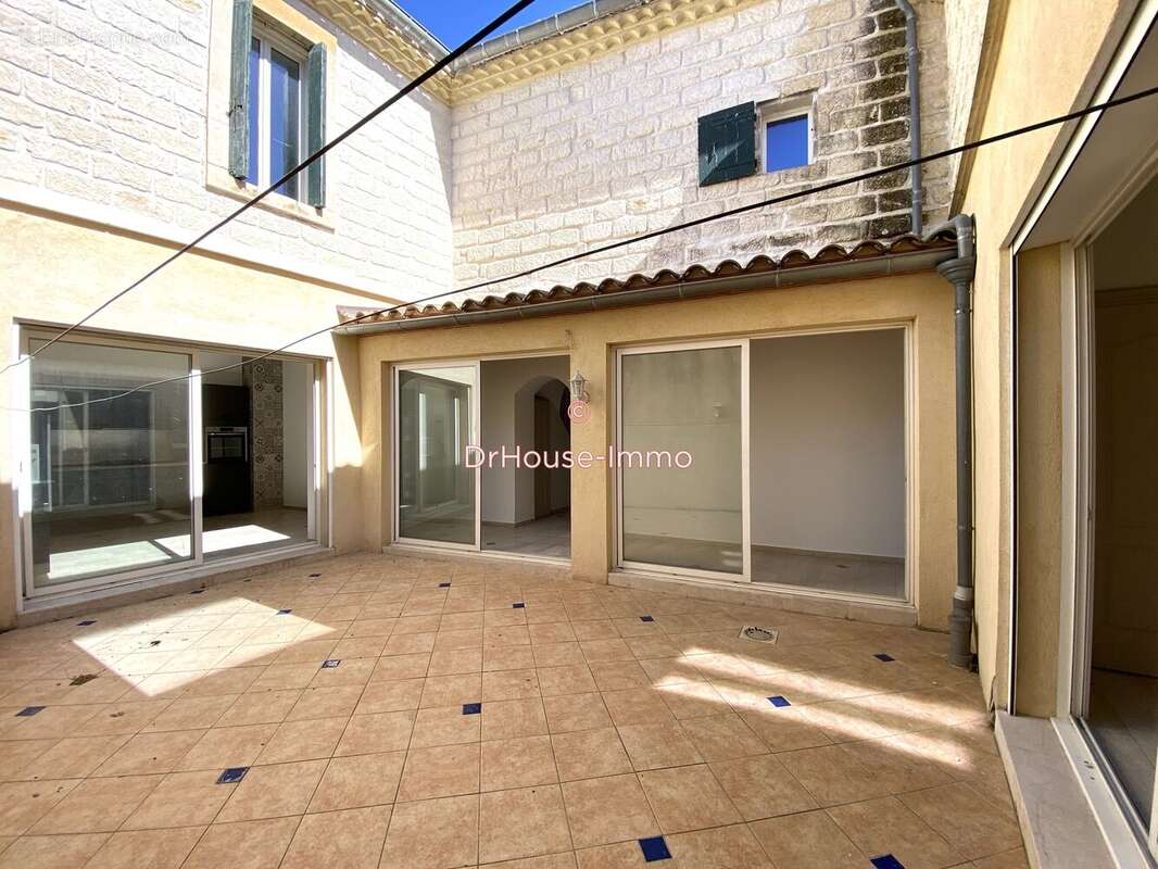 Maison 219 m² à Saint-Laurent-D'aigouze  - photo 1