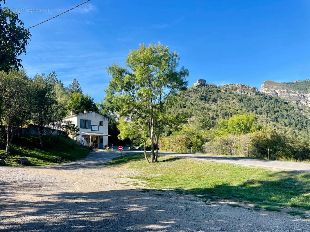 Commerce à CORNILLON-SUR-L&#039;OULE