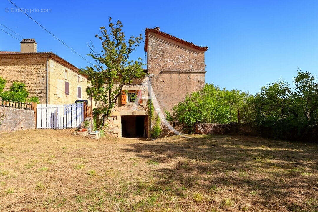 Maison et grange en pierre à rénover - photo 11