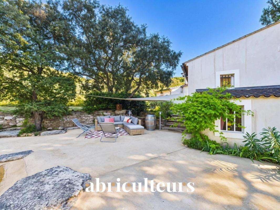 Villa d’architecte rénovée de 155 m²  en vente au pied du Luberon à Cheval-Blanc (84460) - photo 2
