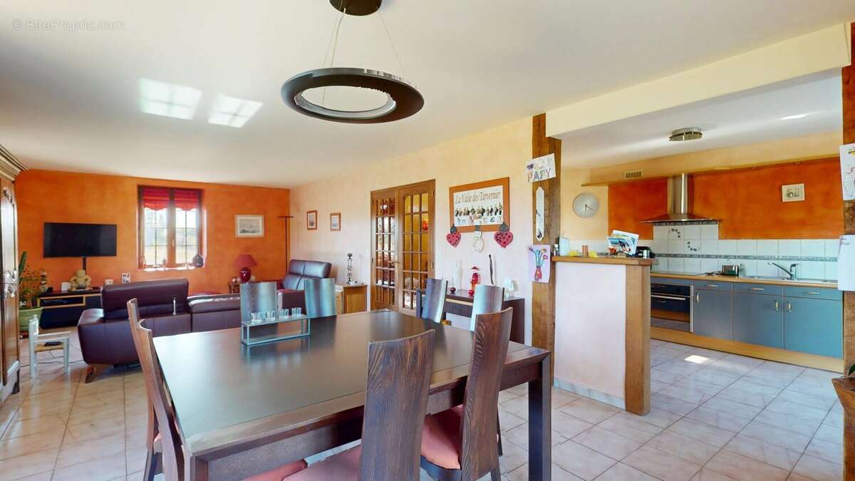 Maison à COURCELLES