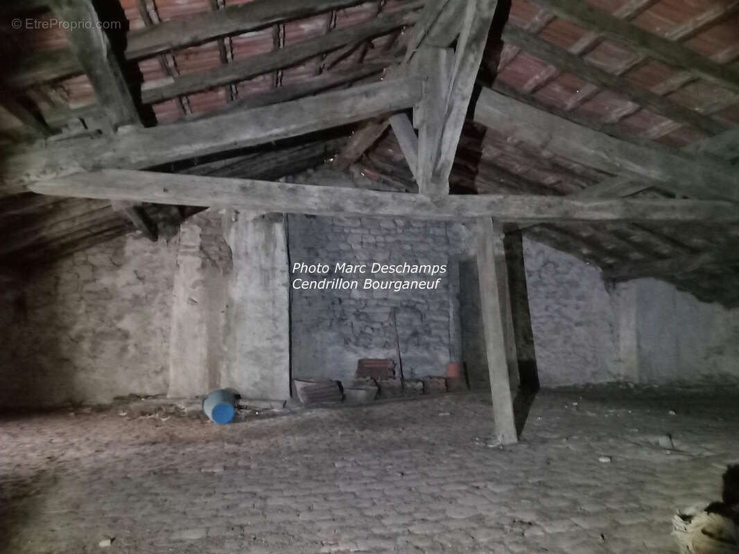 Pour les amateurs d'histoire :  maison datée 1694 et grange, à rénover complètement, gros potentiel, avec 5561 - photo 12