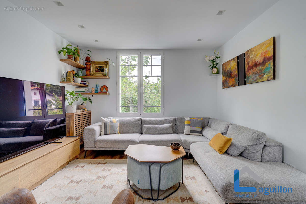 Proche baie superbe t1bis entierement renove   coup de coeur assure ! - photo 2