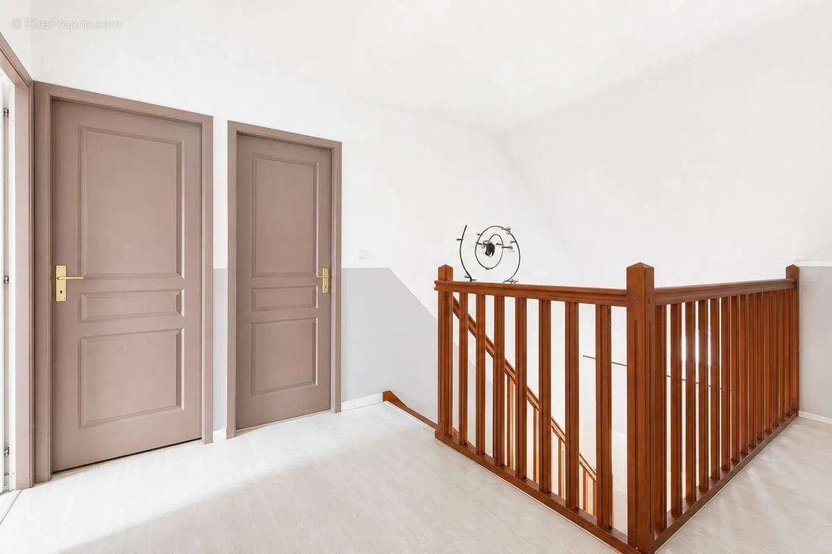 Maison familiale moderne de 200 m² avec jardin spacieux - photo 8