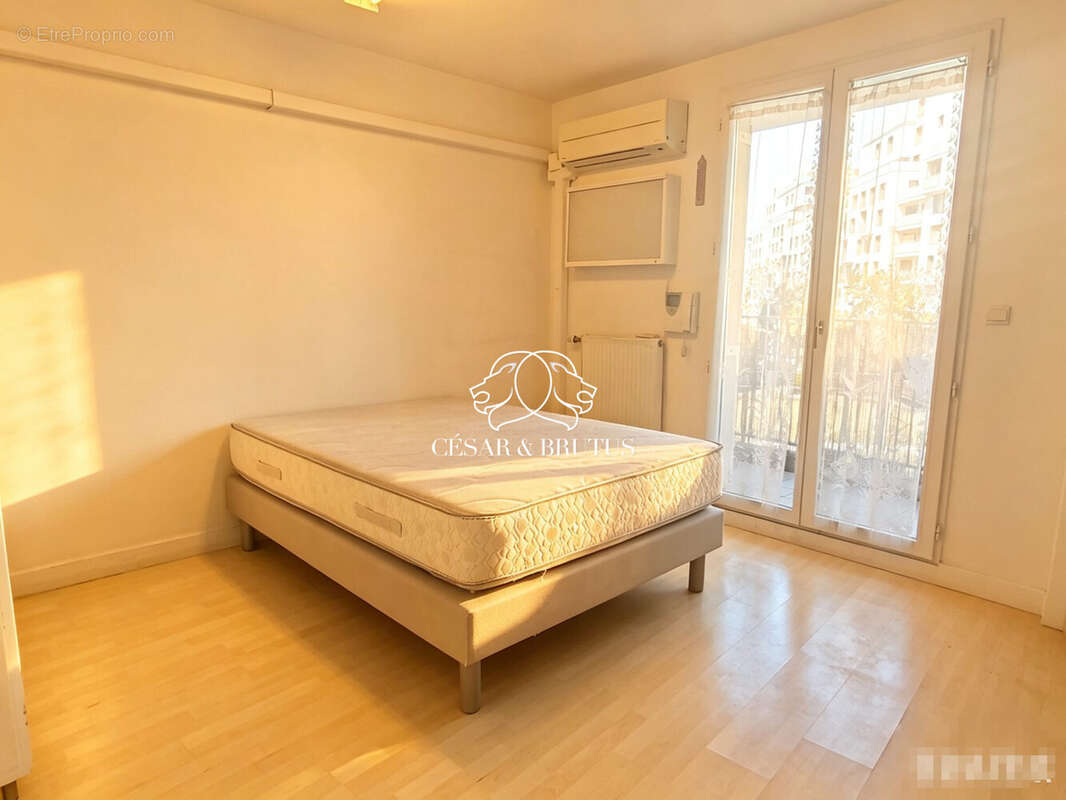 Chambre 1 - Appartement à LYON-8E