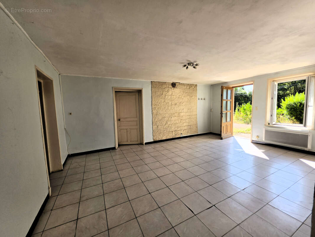 Gros potentiel pour cette ferme a rafraichir sur mezeriat - photo 9