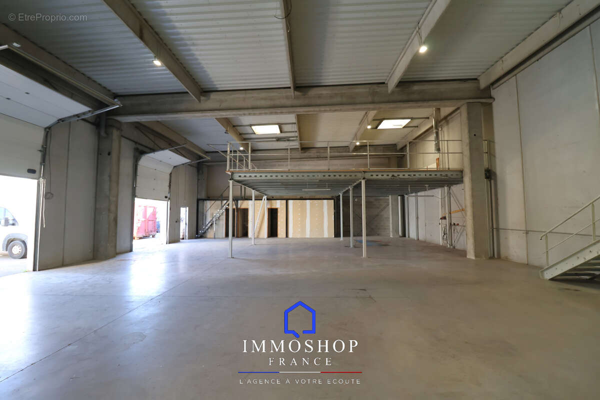 Entrepot + bureau 814 m2 pertuis 84120 - photo 4