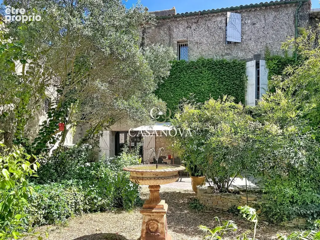 Aux abords de PEZENAS, derrière ses murs de pierre, se dévoile une propriété de caractère du XVIIIe siècle nichée dans un écrin  - photo 3