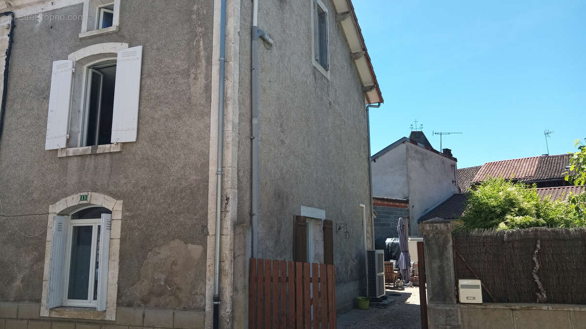Maison à SAINT-PARDOUX-LA-RIVIERE