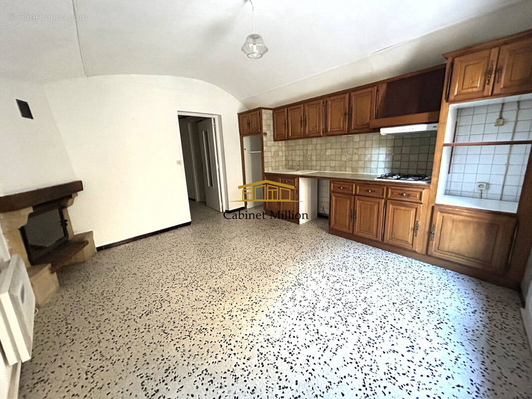 Maison à VIC-LA-GARDIOLE