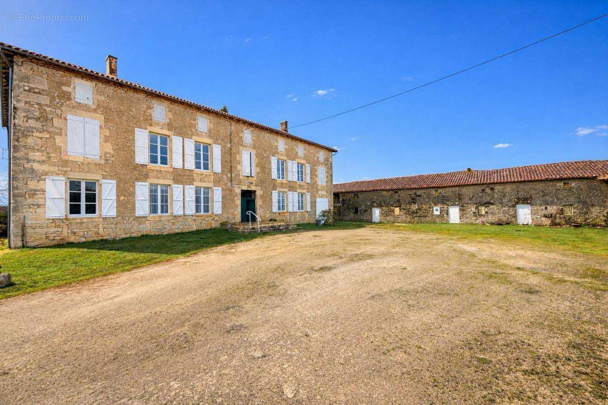 Maison à VIEUX-RUFFEC