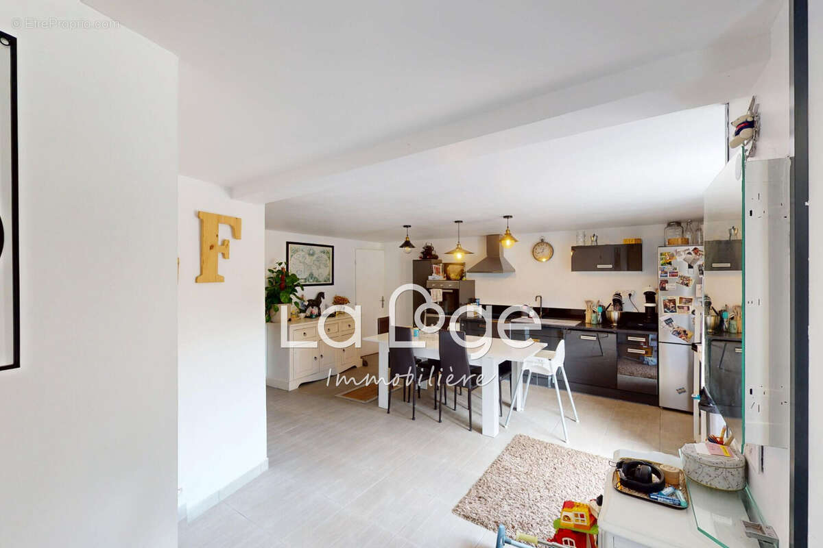 Maison 105 m² à Saint-Laurent-Du-Cros  - photo 5