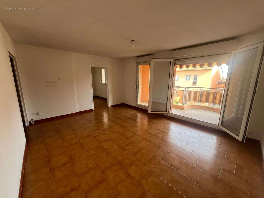 Appartement à SAINT-LAURENT-DU-VAR