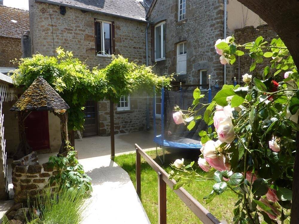 Maison à LASSAY-LES-CHATEAUX